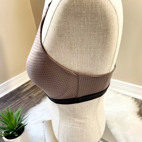 Victoria’s Secret lightweight strappy sports bra - Picture 8 of 10